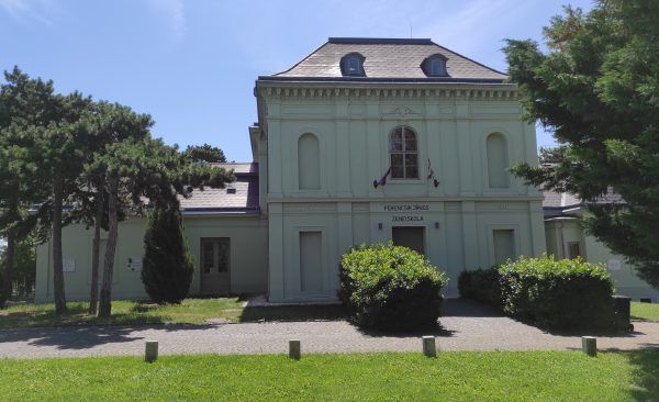 Az NKVD egykori börtöne Balatonfüreden, amely ma már zeneiskolaként működik. Fotó: Kovács Attila