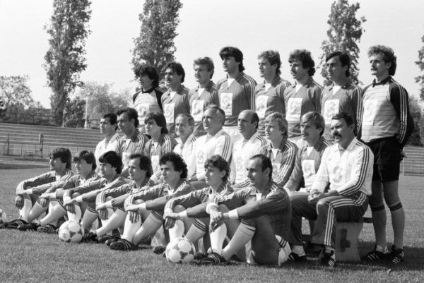 Budapest, 1984. május 22.<br /> A magyar bajnok Budapest Honvéd csapata. Détári a középső sorban, jobbról a harmadik.<br /> Fotó: MTI/Németh Ferenc