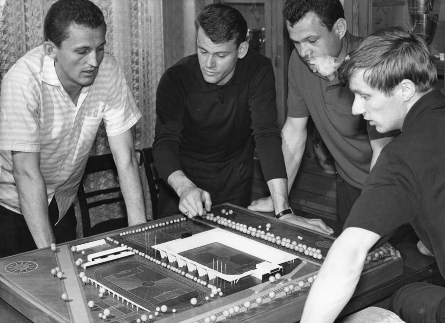 Világklasszisok, a magyar futball és az FTC klasszisai nézik a leendő Üllői úti stadion makettjét. Balról: Albert Flórián, Szűcs Lajos, Novák Dezső és Varga Zoltán. Fotó: Fortepan