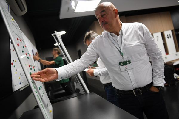 Sztanyiszlav Csercseszov semmit nem bízott a véletlenre, alaposan elmagyarázta a taktikát fiainak! Fotó: a Ferencváros hivatalos Facebook-oldala