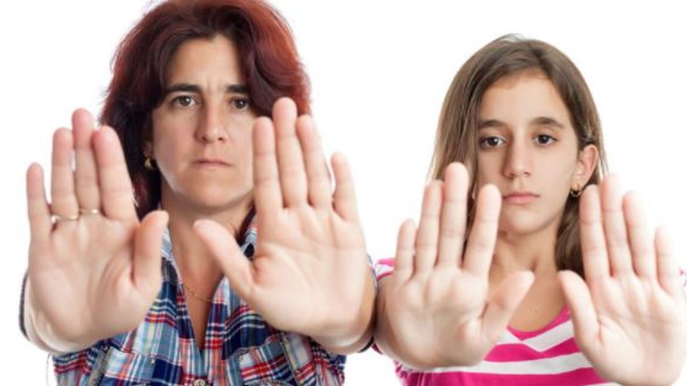 Migránsok zaklatják a fiatal nőket, lányokat a magyarok lakta faluban
