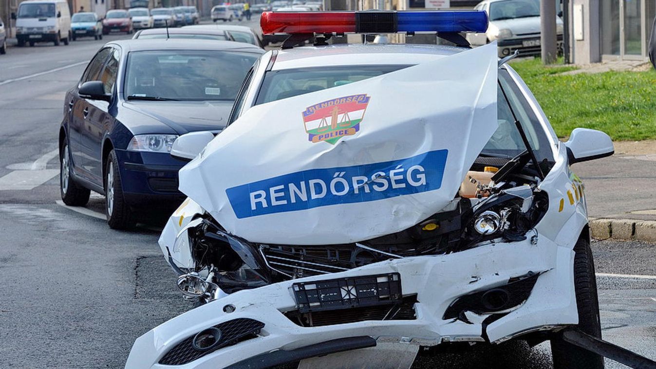 Rendőrautó ütközött össze egy személygépkocsival a fővárosban, egy nő megsérült