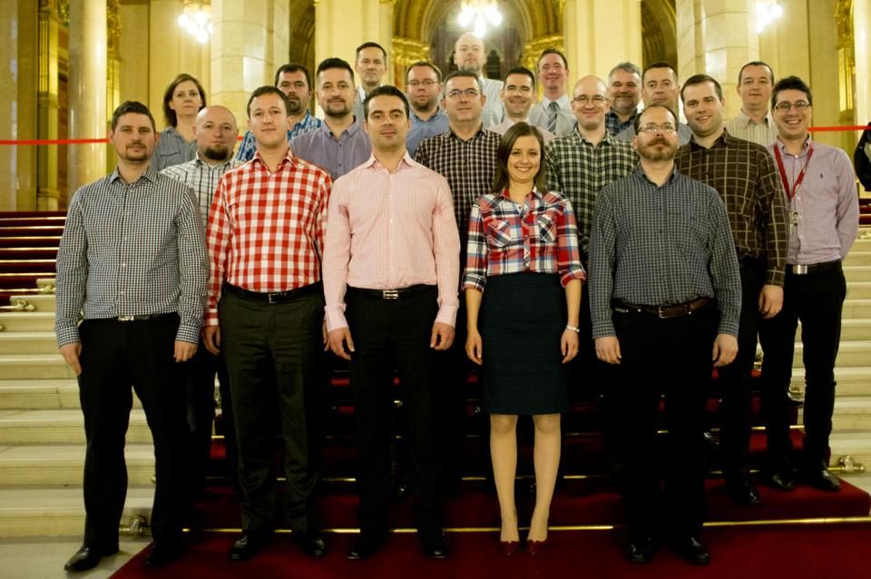Kockás ingben a Jobbik-frakció a Parlament hétfői ülésén - Fotó: Jobbik