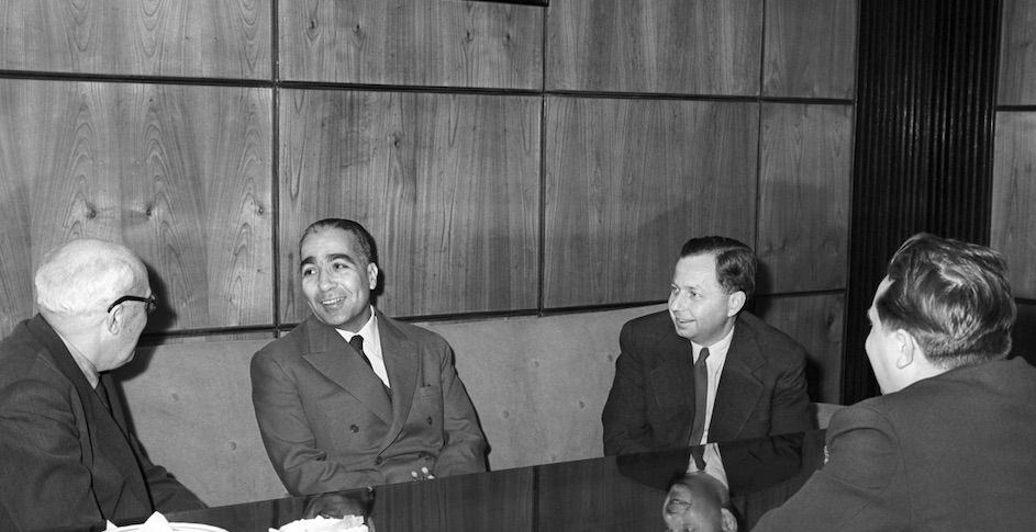 Dénes Leó, a Kulturális Kapcsolatok Intézete (KKI) alelnöke, Aly Shoeb egyiptomi oktatásügyi államtitkár és Salusinszky István, a Külkereskedelmi Minisztérium főosztályvezető-helyettese (b-j) az egyiptomi vendég fogadásán. MTI Fotó: Vigovszki Ferenc