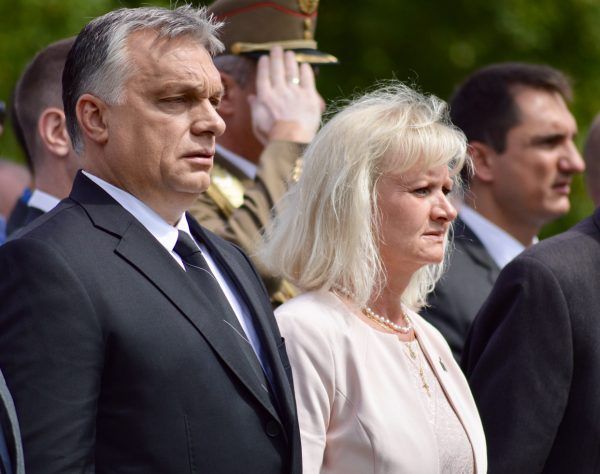 Orbán Viktor miniszterelnök és Menczer Erzsébet a SZORAKÉSZ elnöke a GULAG-emlékmű avatóünnepségén. Fotó: a SZORAKÉSZ archívuma