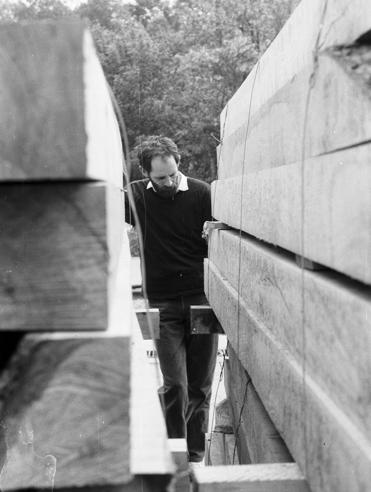 Készülnek a kopjafák / Fotó: Philipp Tibor / Fortepan.hu