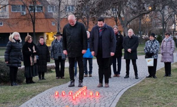 Koszorúzás a GULAG-emlékműnél a SZORAKÉSZ megemlékezésén 2023. február 25-én. Fotó: Géher Ferenc