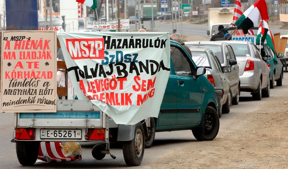 Eger, 2008. február 29. Zászlókkal, transzparensekkel demonstrálnak Eger határában, mialatt a Heves Megyei Közgyûlés ülésezik. A testületnek a megyei kórház vagyonkezelésére és mûködtetésére kiírt pályázatról kell döntenie. Elõzõleg mintegy tíz-húsz ember próbálta megzavarni a köztestület munkáját. A HospInvest Zrt. pályázatát nyilvánította az egri Markhot Ferenc Kórház vagyonkezelésére és mûködtetésére kiírt pályázat nyertesévé a Heves megyei önkormányzat. MTI Fotó: H. Szabó Sándor