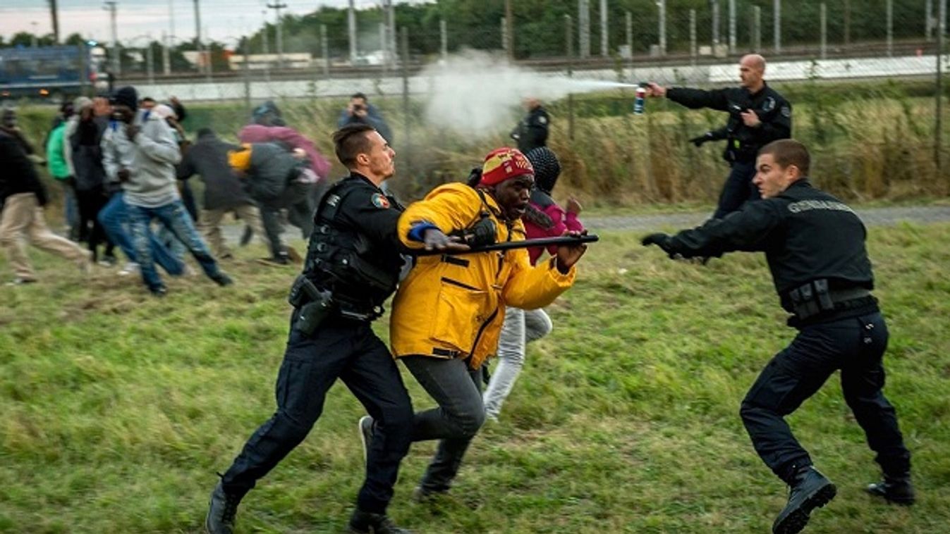 Francia anarchisták és aktivisták is beszálltak a kődobálásba a migránsok oldalán Calais-nál