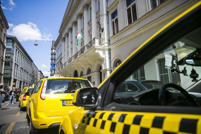 Ötperces villámcsődület a Magyar Taxisok Szakszervezete a pedagógus tüntetésen április 20-án, szerdán déli 12 órára az EMMI Alkotmány utcai székháza előtt közös dudálással adtak hangot támogatásunknak. Fotó: Horváth Péter Gyula