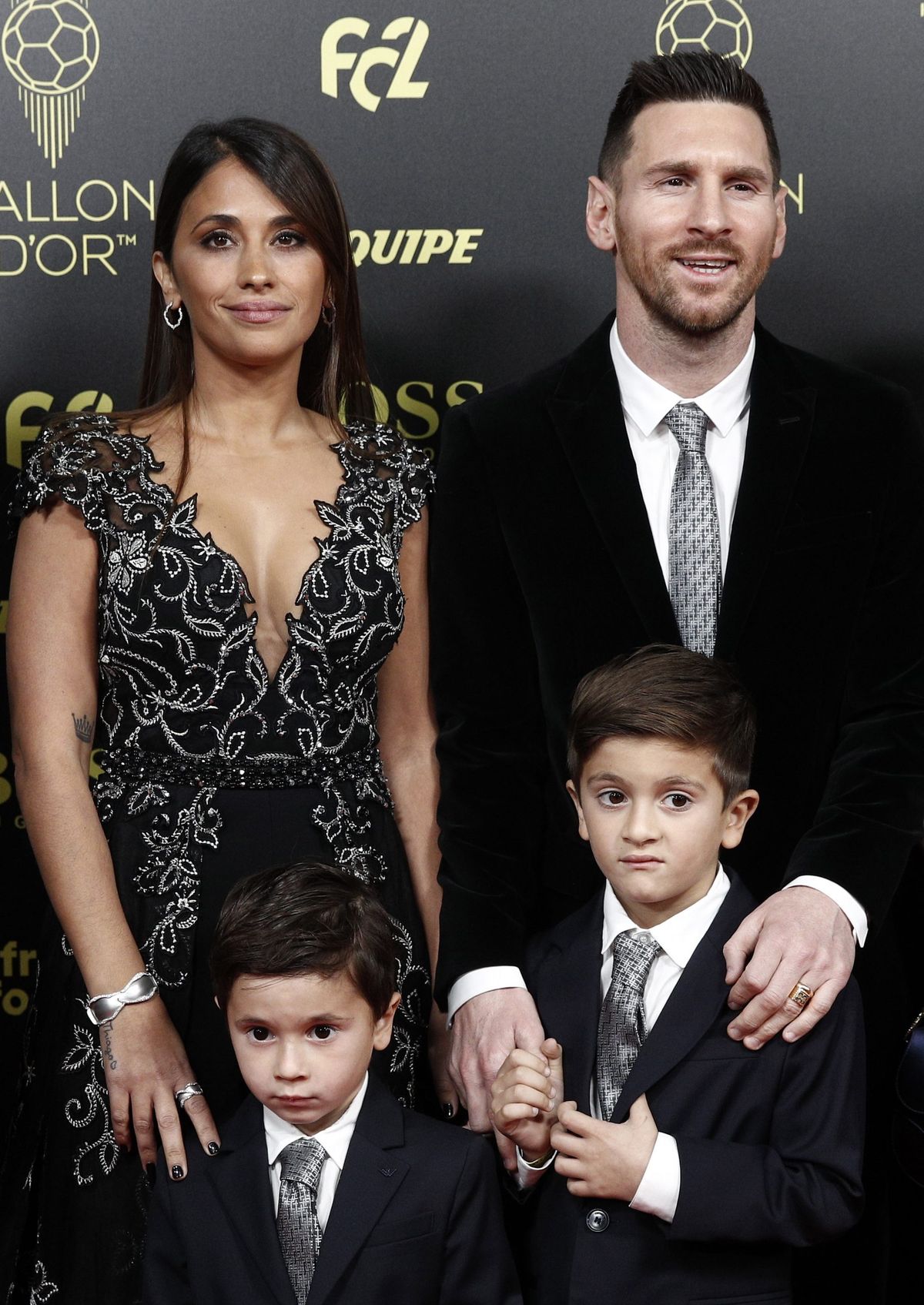Lionel Messi, a Barcelona csatára a felesége, Antonella Roccuzzo, valamint gyermekeik, Thiago (j) és Mateo társaságában az év legjobb labdarúgójának járó Aranylabda átadási ünnepségére érkezik / Fotó: MTI/EPA