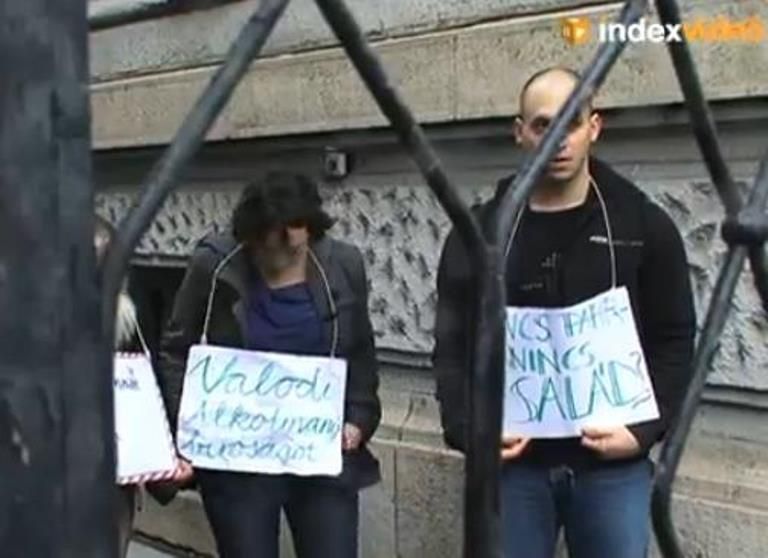 Itt ugyancsak Rózsa Milán látható a Fidesz-székház udvarán, jobbra, 2013. március 7-én