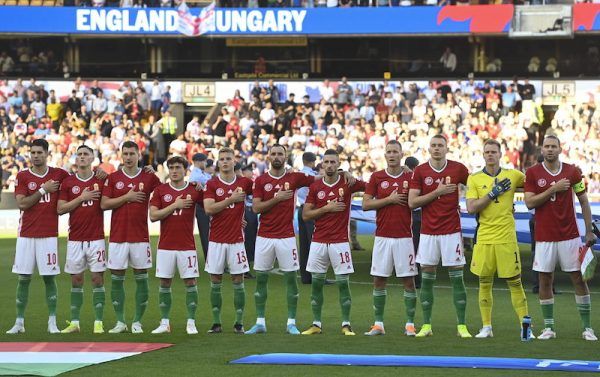 A magyar válogatott kezdőcsapata a labdarúgó Nemzetek Ligája 4. fordulójában játszott Anglia-Magyarország mérkőzésen a wolverhamptoni Molineux Stadionban 2022. június 14-én. Balról jobbra: Szoboszlai Dominik, Sallai Roland, Willi Orbán, Styles Callum, Schäfer András, Fiola Attila, Nagy Zsolt, Lang Ádám, Szalai Attila, Dibusz Dénes és a csapatkapitány, Szalai Ádám.<br /> Fotó: MTI/Koszticsák Szilárd
