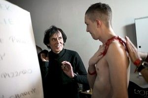 Király a háttérben egy modellt instruál