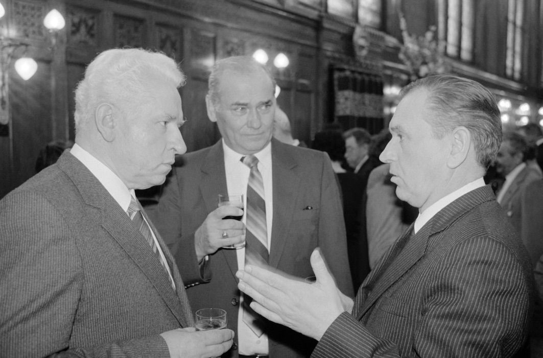 Grósz Károly (j), a Minisztertanács elnöke dr. Énekes Sándorral, a DIGÉP (Diósgyőri Gépgyár) vezérigazgatójával, a műszaki tudományok kandidátusával és Soltész Istvánnal, nyugalmazott ipari miniszterhelyettessel / Fotó: MTI
