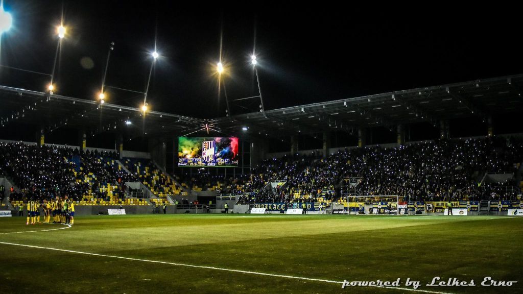 Még zajlik az építkezés, a leendő négyből két lelátó áll már a MOL Arénában. (fotó: Lelkes Ernő)