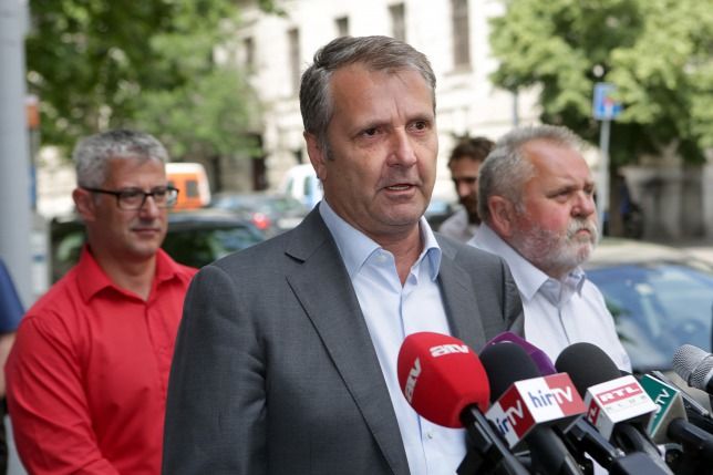Az LMP az MSZP-vel közösen gyűjtött aláírásokat a kormány birtokpolitikája elleni népszavazásért, miközben az MSZP egykori birtokpolitikáját is bírálja. (kép: origo.hu)