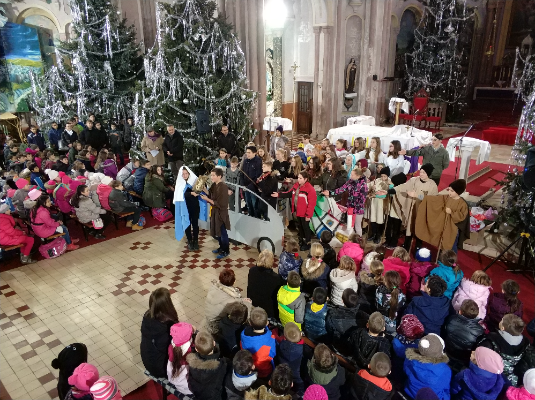 Helyi hittanosok karácsonyi műsora a csantavéri római katolikus templomban.
