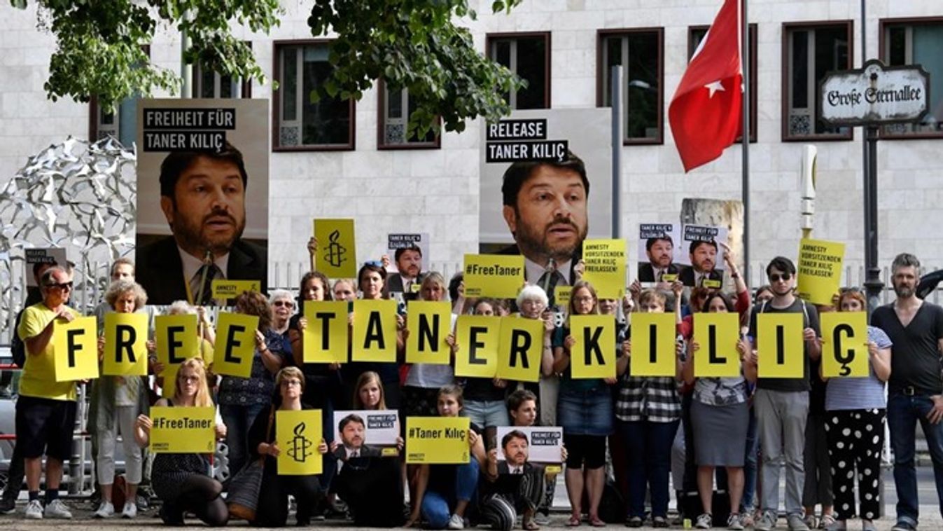 Újra őrizetben az Amnesty International törökországi elnöke - Három terrorszervezettel is kapcsolatban álltak a jogvédő civilek