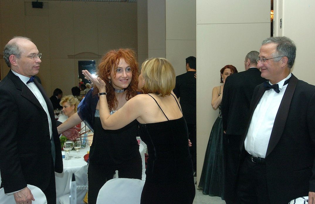 Budapest, 2005. január 30. Draskovics Tibor pénzügyminiszter és felesége, Salgó Adrienn (b2), valamint Vince Mátyás, a Magyar Távirati Iroda Rt. elnöke (j) és felesége Schweitzer Judit (j2) üdvözlik egymást / Fotó: MTI