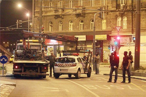 Elszállítanak egy rendőrautót Budapesten, a Baross téren, ahol a Központi Nyomozó Főügyészség (KNYF) felkérésére szolgálatban lévő rendőröket fogtak el a Terrorelhárítási Központ munkatársai 2014. szeptember 19-én hajnalban. MTI Fotó: Mihádák Zoltán