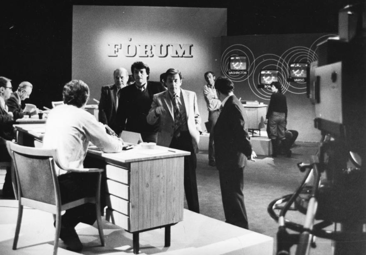 Itt még együtt: 1979. Az MTV külpolitika fórum adása előtt, szemben állnak: Dr. Pálfy József, Chrudinák Alajos és Sugár András, hátrébb Heltai András újságírók / Fotó: Fortepan.hu