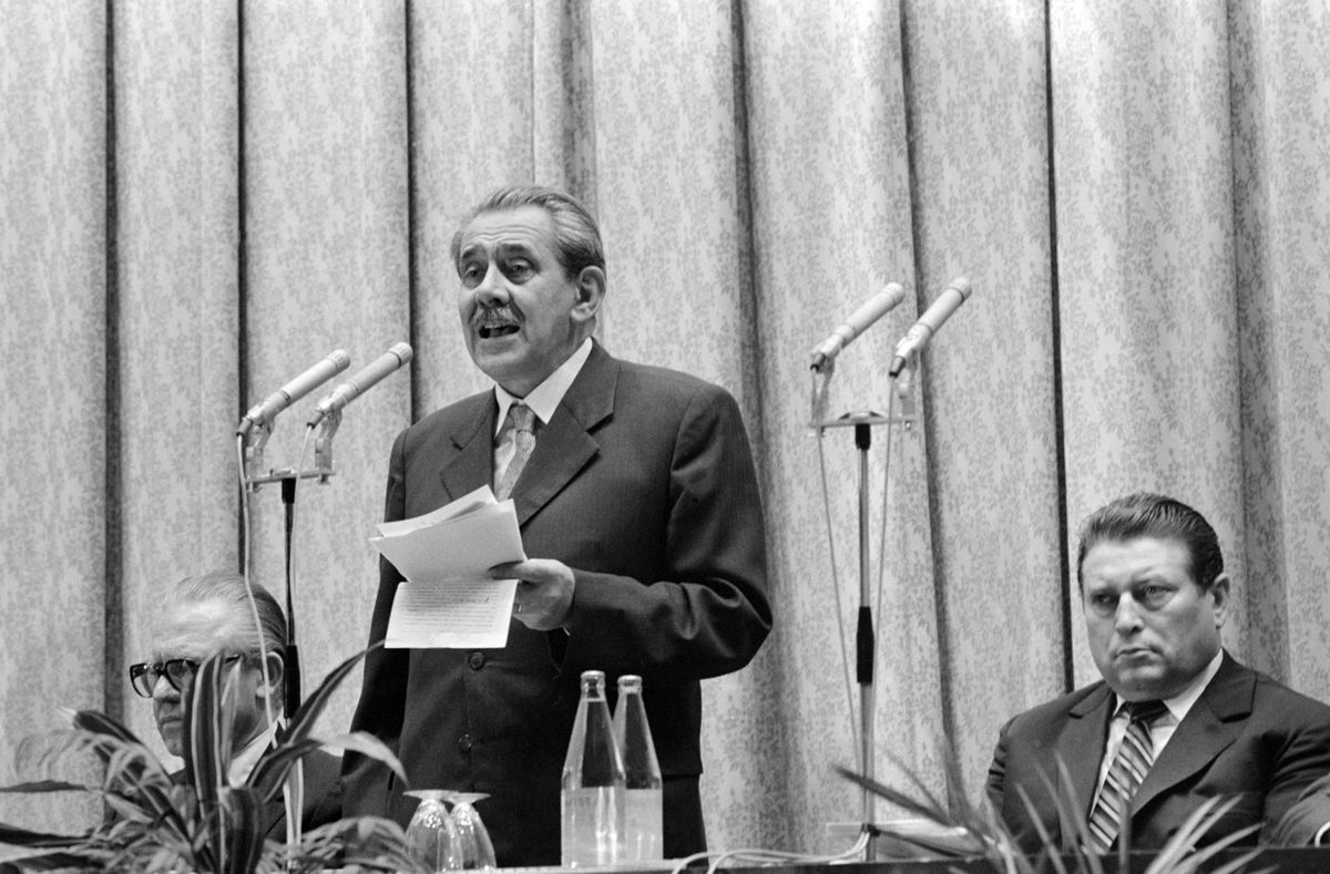 Aczél György szónokol, jobbra tőle Lakatos Ernő / Fotó: MTI