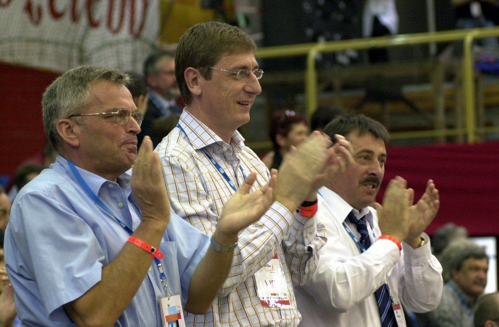 Lusztig Péter, a Belügyminisztérium kabinetirodájának volt tanácsadója, Gyurcsány Ferenc volt gyermek-, ifjúsági- és sportminiszter és Toller László, Pécs azóta balesetben elhunyt polgármestere szurkol a női kosárlabda Euroliga négyes döntőjének bronzmérkőzésén 2004 áprilisában - MTI Fotó: Kálmándy Ferenc