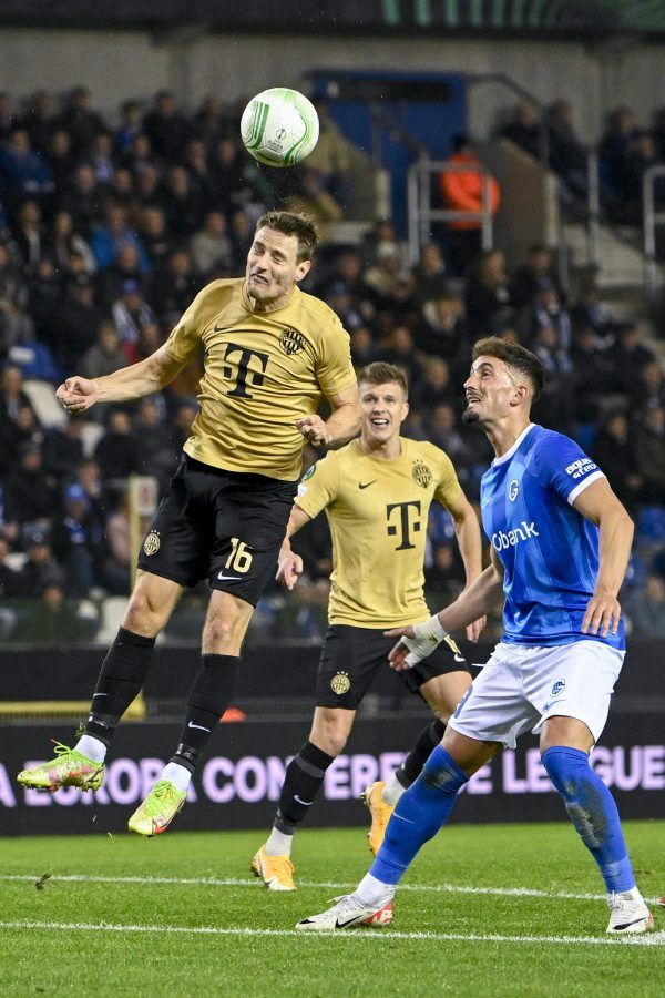 A ferencvárosi Kristoffer Zachariassen (b) és Andi Zeqiri, a belga csapat játékosa a labdarúgó Európai Konferencia Liga-csoportkör harmadik fordulójában játszott Genk-Ferencvárosi TC mérkőzésen a genki Cegeka Arénában 2023. október 26-án.<br />Fotó: MTI/Szigetváry Zsolt