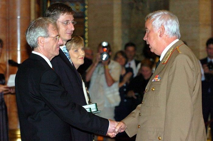 2005. augusztus 20-án Sólyom László akkori köztársasági elnök (b) átadja a Magyar Köztársasági Érdemrend Középkeresztje a Csillaggal (polgári tagozata) kitüntetést Stefán Gézának, a hadtudomány doktorának, a Katonai Biztonsági Hivatal fõigazgatójának. Mellettük Gyurcsány Ferenc miniszterelnök (b2) és Szili Katalin, az Országgyûlés elnöke. Fotó: MTI/Kovács Attila