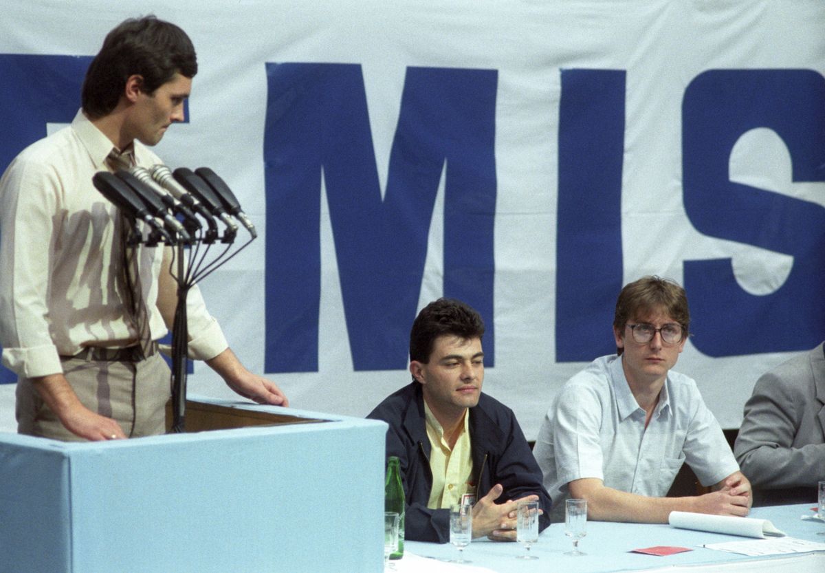 A győzelem és a vereség pillanata: Nagy Imre, a DEMISZ elnöke, mellette a frissen legyőzött, durcás Gyurcsány / Fotó: MTI
