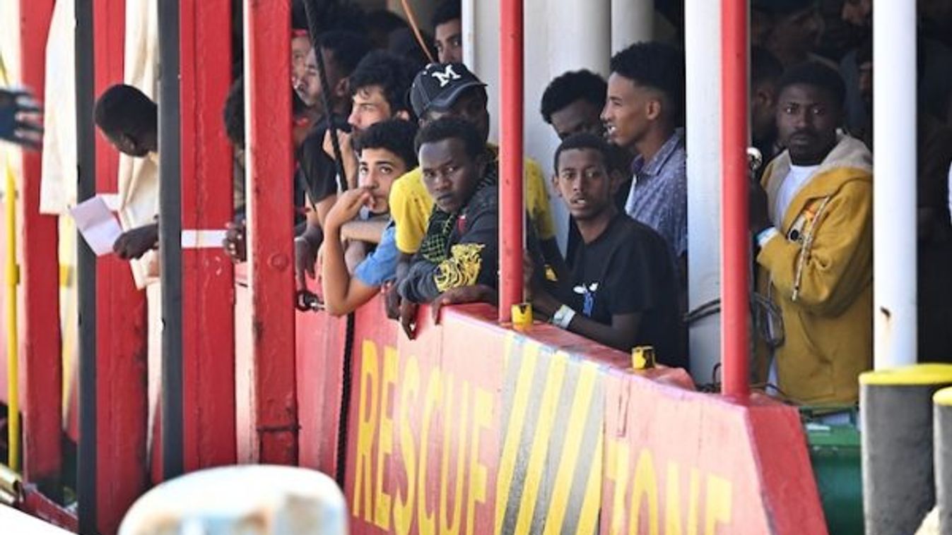 Ilyen nincs: megtiltották az íreknek a migránsok kitoloncolását