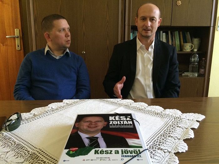 Hatalom döntögetők: Kész Zoltán és Fodor-Bödös István, Tés polgármestere. Fotó: facebook.com
