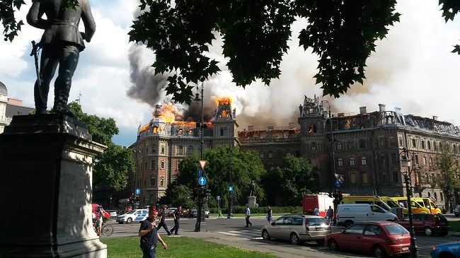 A szocialista ingatlanmutyinak is köszönhető, hogy az impozáns palota felső szintje néhány tíz perc alatt semmisült meg. Fotó: PestiSrácok