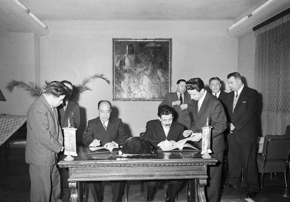 Aczél György a Kínai Nagykövetségen / Fotó: MTI