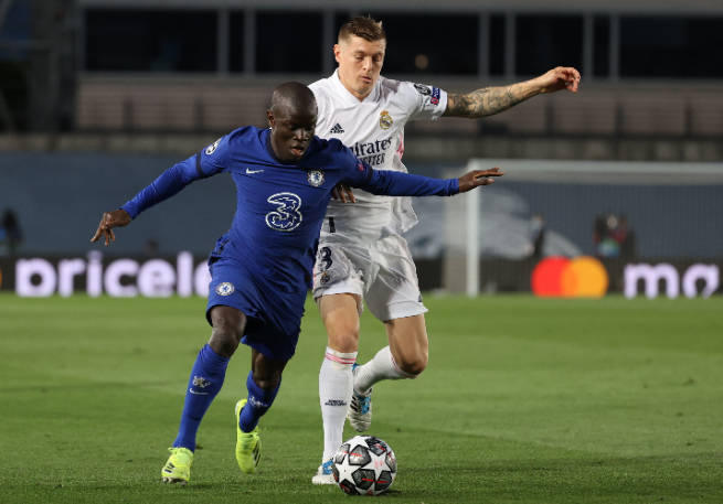 Kanté és Kroos harca a labdáért a Real-Chelsea BL-elődöntőn, Madridban. MTI/EPA/EFE/Juanjo MartinEFE/Juanjo Martin