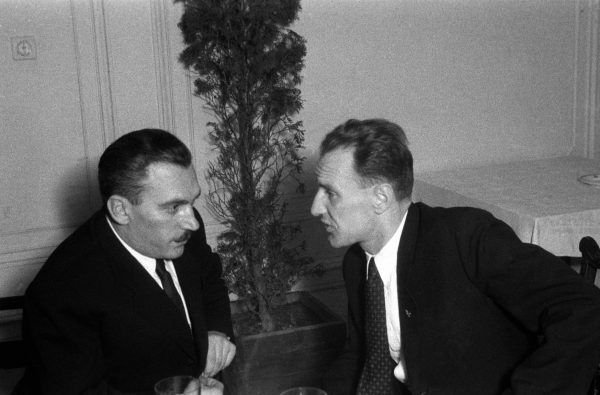Budapest, 1948. január 22.<br />(b-j) Péter Gábor, az Államvédelmi Osztály (ÁVO) vezetője és Kádár János, a Magyar Kommunista Párt főtitkárhelyettese egyaránt kulcsfigurái voltak a Rákosi-korszak terrorjának.<br /> Magyar Fotó: Kovács Géza
