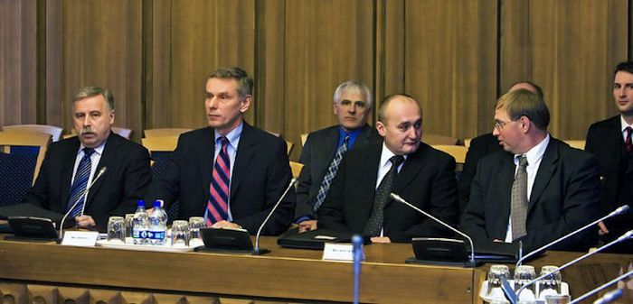 Kinevezés előtti meghallgatáson a már megbukott Laborc Sándor (balról), Szilvásy György akkori MSZP-s titokminiszter, Balajti László új NBH-igazgató, valamint Hetesy Zsolt, akit az Információs Hivatal főigazgatói posztjára jelöltek. (kép: NOL.hu)