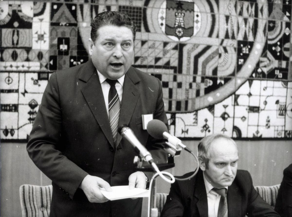Lakatos Ernő, az MSZMP KB agitációs és propaganda osztályának vezetõje harsogja az új idők dalait (1985) / Fotó: MTI