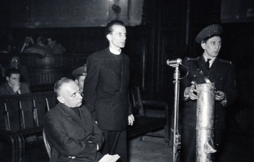 Mindszenty József bíboros, hercegprímás, mellette áll Zakar András érseki titkár / Fotó: Fortepan.hu, ad.: Bass Tibor