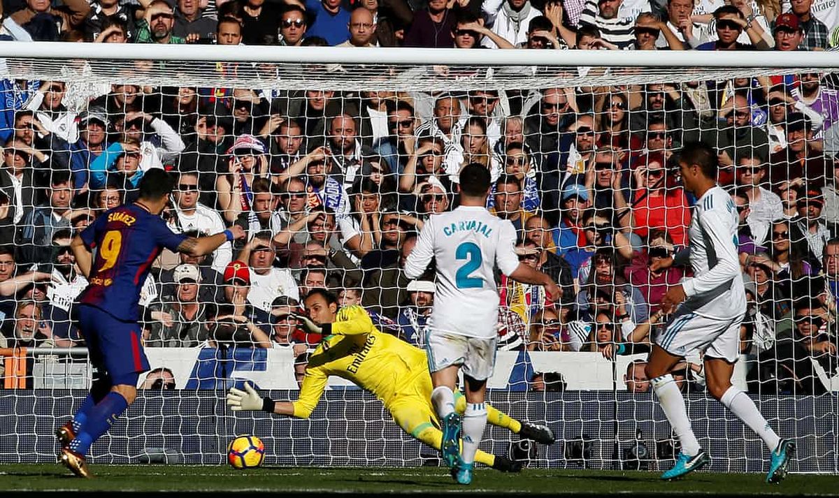 Suárez villant / Fotó: Guardian.co.uk