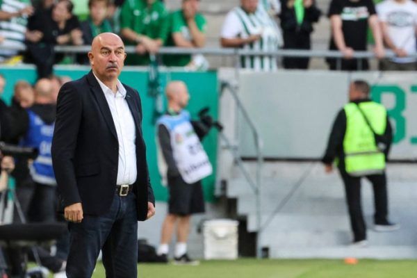 Sztanyiszlav Csercseszov olykor kifejezetten bosszús volt a pálya szélén. Fotó: a Ferencváros hivatalos Facebook-oldala