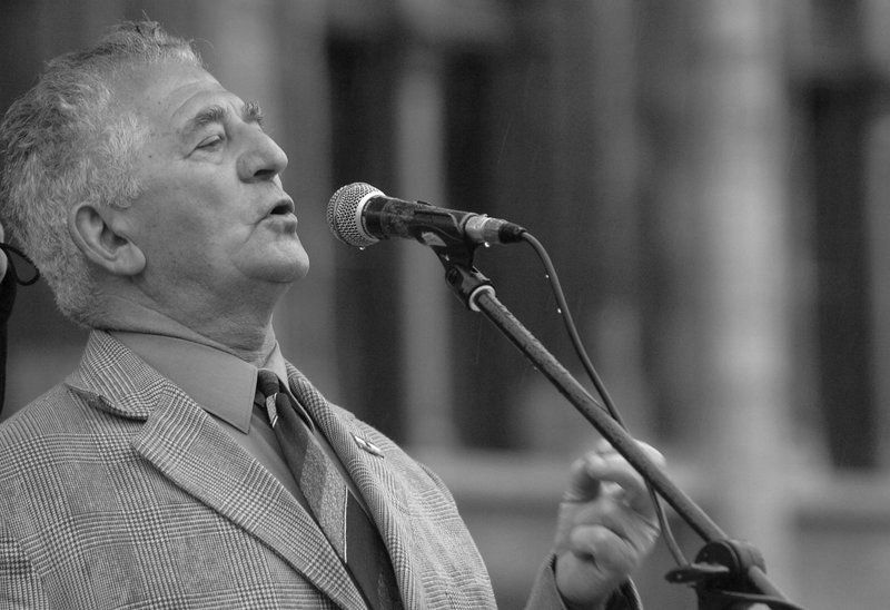 Dénes János, az 56-os munkástanácsok elnöke beszél a Parlament előtt (2005) / Fotó: MTI