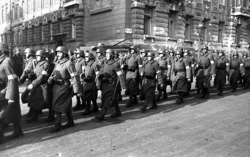 Menetelő nyilasok Budapesten / Forrás: Wikipédia.hu (Bundesarchiv Bild)
