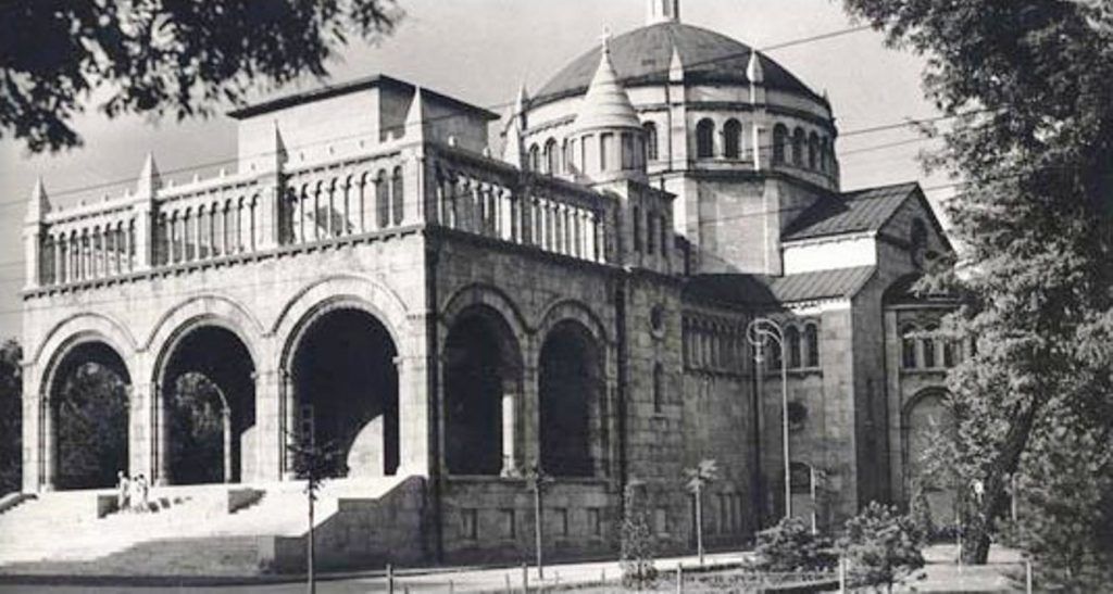 A Regnum Marianum (Mária Királysága) templom a Városligetben 1930 körül. A templomot Rákosi Mátyás 1951-ben leromboltatta, majd a közelében felépíttette Sztálin gigantikus szobrát.