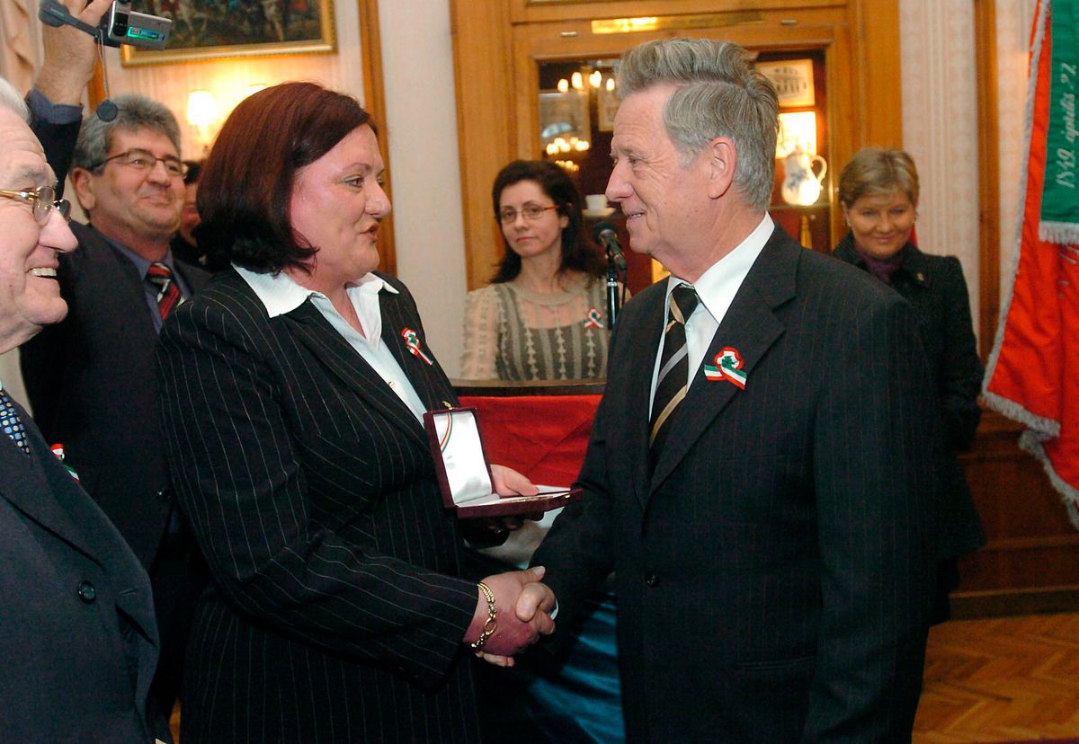 2008, F. Kováts Éva, a Sajtószakszervezet elnöke (b) átadja a Vasvári Pál-emlékplakettet Nemes Péternek, az Axel Springer-Magyarország Kft. humánpolitikai igazgatójának / Fotó: MTI