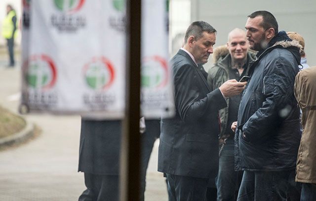 Volner János, a Jobbik egyik alelnöke és Zagyva György Gyula, korábbi jobbikos országgyűlési képviselő beszélgetnek. A háttérben Sziva Balázs, a Romantikus Erőszak énekese. Fotó: Túry Gergely/civishetes