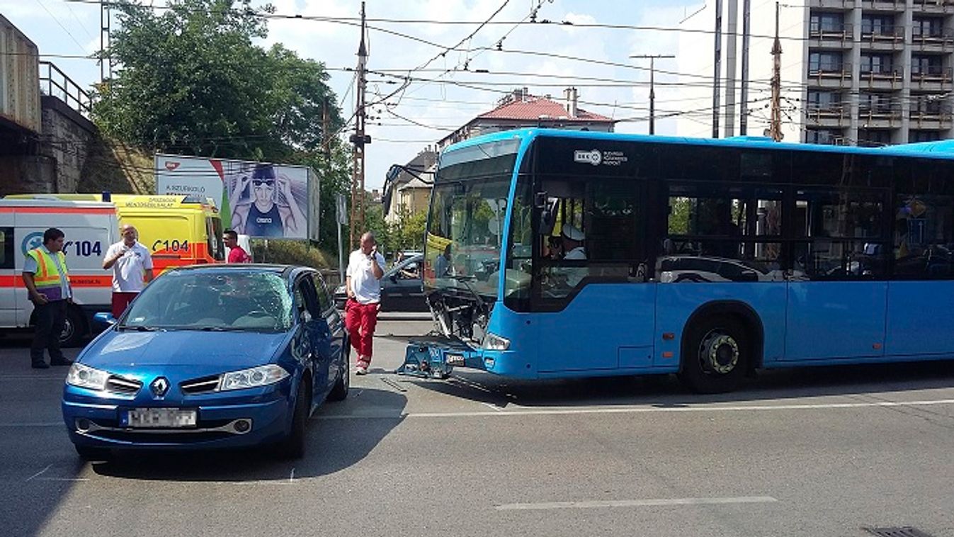Tíz ember sérült meg egy fővárosi buszbalesetben