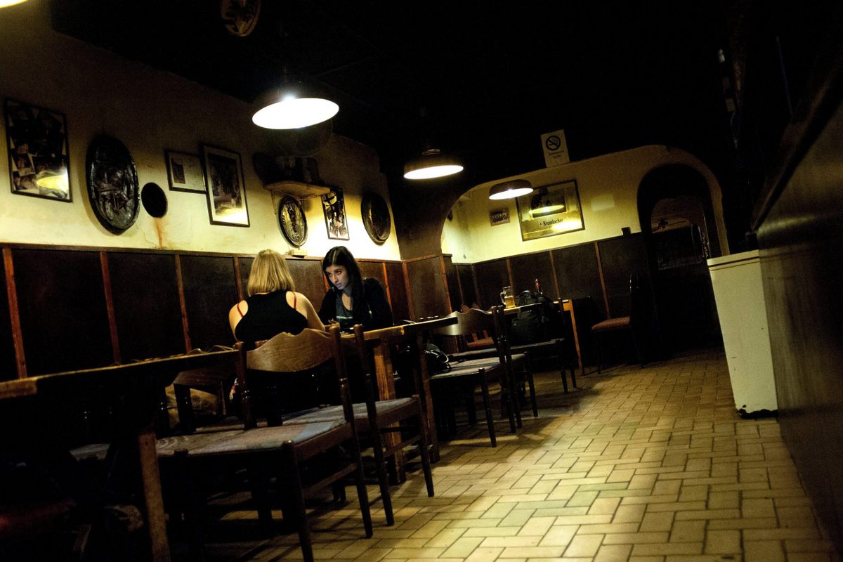 Fiatal nõk beszélgetnek a Wichmann kocsmában, 2012 / Fotó: MTI