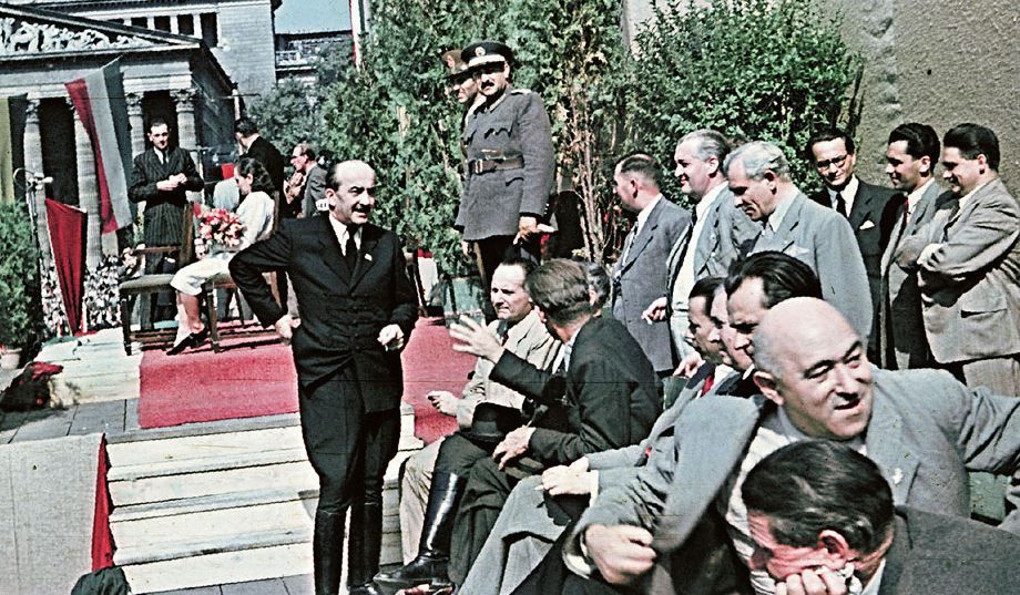 Nagy Ferenc miniszterelnök a parasztnapi nagygyűlés vendégei között, a jobb szélen Rákosi Mátyás /Forrás: Fotomuveszet.net (Ismeretlen szerző, MNM)